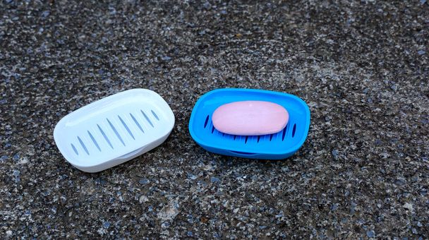 jabón usado en plato de plástico, salud y concepto de higiene personal. - Foto, imagen