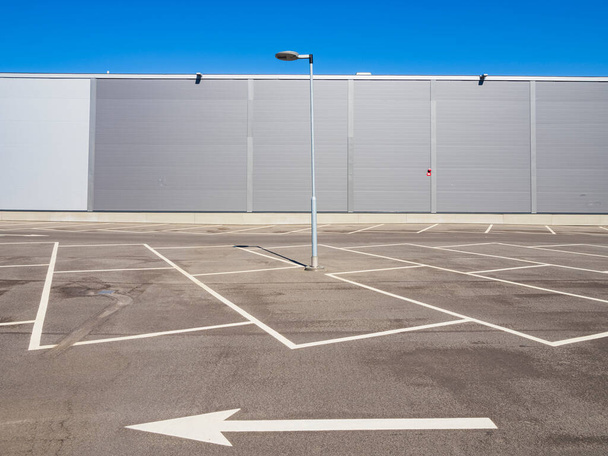 Pusty parking przed okładziną aluminiową nowoczesny budynek - Zdjęcie, obraz