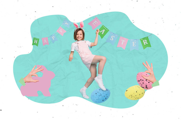 Композиционный коллаж, на котором позитивная маленькая девочка танцует большими руками, держит нарисованного кролика с яйцом в руках и счастливо пожирает флажки. - Фото, изображение
