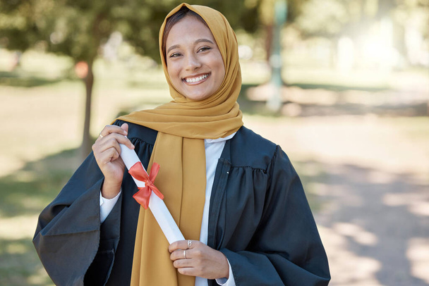 Ritratto di laurea di donna musulmana con certificato di istruzione, successo borsa di studio o conseguimento del college. Studente islamico o hijab con pergamena, diploma o premio nel campus all'aperto. - Foto, immagini
