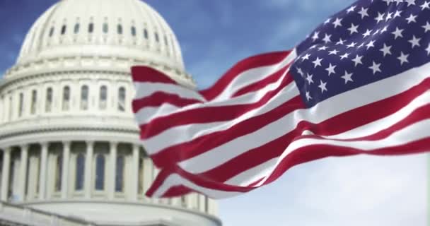 Az Egyesült Államok zászlaja integet a szélben, az amerikai kapitólium elmosódik a háttérben. Zökkenőmentes 3D render animáció. Szelektív fókusz. Lassan mozgó hurok. Demokrácia és hazafiság - Felvétel, videó