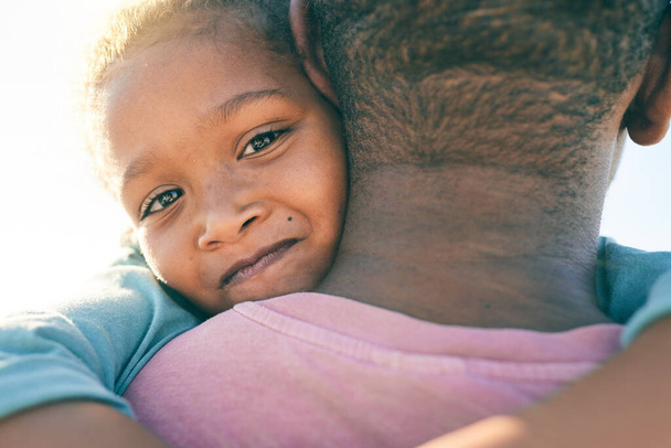 Πορτραίτο προσώπου, αγκαλιά παιδιού ή μαύρης οικογένειας, αγκαλιά ή δέσιμο σε υπαίθριες διακοπές για ηρεμία, ελευθερία και ποιοτικό χρόνο. Sunshine φωτοβολίδα, αγάπη ή Αφρικής παιδί της νεολαίας, ο πατέρας ή οι άνθρωποι μαζί στη Νότια Αφρική. - Φωτογραφία, εικόνα