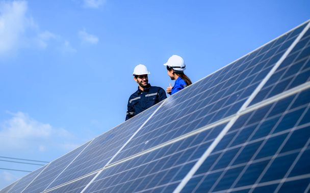 Solární panelová stanice, Strojírenský pracovník instalující solární panel na solární farmě, Alternativní energie - Fotografie, Obrázek
