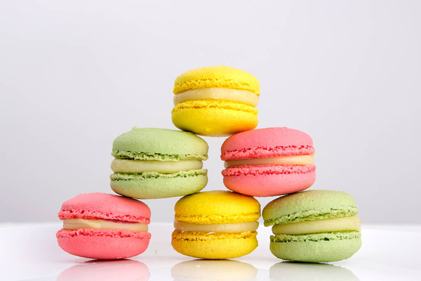 Sluiten van kleurrijke macarons cakes. Kleine Franse taarten. Zoet en kleurrijk dessert met vintage pasteltinten. . Hoge kwaliteit foto - Foto, afbeelding