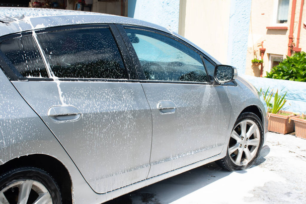  圧力と車の洗浄は、ホームシルバーカーで石鹸スズと布でした  - 写真・画像