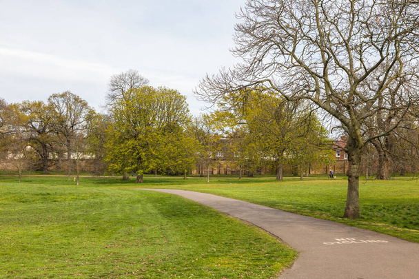 UK, Londen - 05 april 2019: Een steegje in Greenwich Park. Een van de Koninklijke Parken van Londen. - Foto, afbeelding
