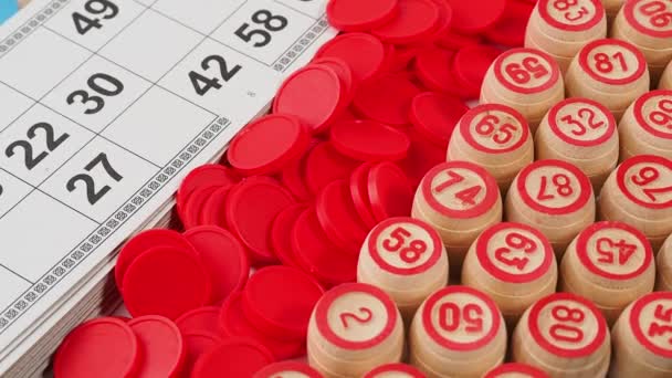 Bingo juego de mesa. Barriles de madera giratorios con números de fichas de bingo y tarjetas. Primer plano. - Metraje, vídeo