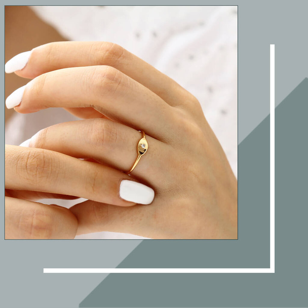 woman's hand with a white wedding rings - Фото, изображение