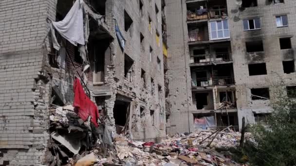 ウクライナ北部のキエフ近くのチェルニヒフのウクライナの都市で損傷を受けた住宅建築物。ウクライナに対するロシアの戦争中の遺跡。敵の航空機や大砲による破壊された建物の壁 - 映像、動画