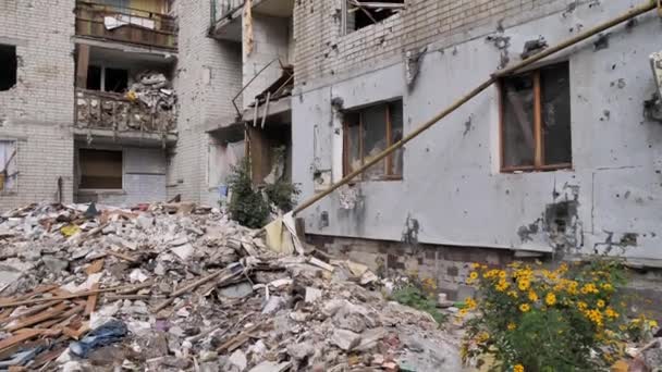 Beschadigd woongebouw in de Oekraïense stad Tsjernihiv in de buurt van Kiev in het noorden van Oekraïne. Ruïnes tijdens de oorlog van Rusland tegen Oekraïne. Muren van een verwoest gebouw door vijandelijke vliegtuigen of artillerie - Video