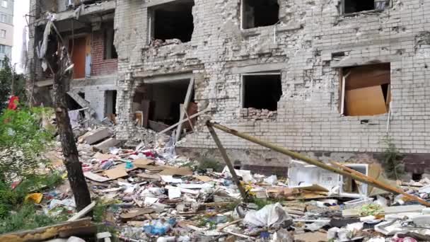ウクライナ北部のキエフ近くのチェルニヒフのウクライナの都市で損傷を受けた住宅建築物。ウクライナに対するロシアの戦争中の遺跡。敵の航空機や大砲による破壊された建物の壁 - 映像、動画