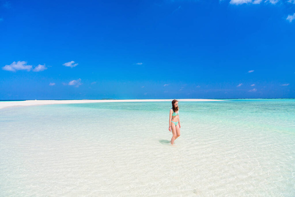 Adorable teenage girl at beach during summer vacation on Maldives - Foto, afbeelding