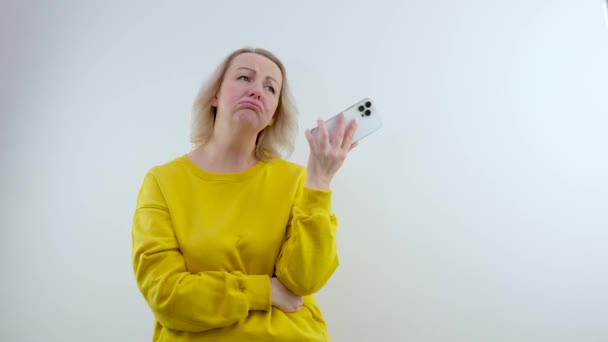niezadowolona kobieta czuje się smutna podczas rozmowy telefonicznej, niezadowolona. Wysokiej jakości materiał 4k - Materiał filmowy, wideo
