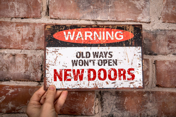 Old Ways Wont Open New Doors. Varovná značka s textem. - Fotografie, Obrázek