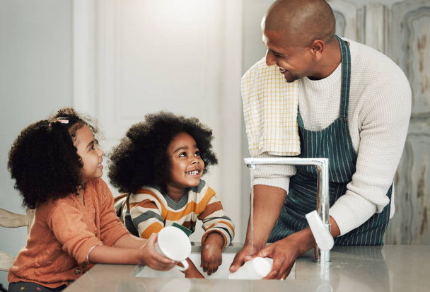 Cleaning, help and happy with black family in kitchen for bonding, hygiene or teaching. Smile, support and natural with father and children at home for sanitary, responsibility or housekeeping chores. - Foto, Imagen