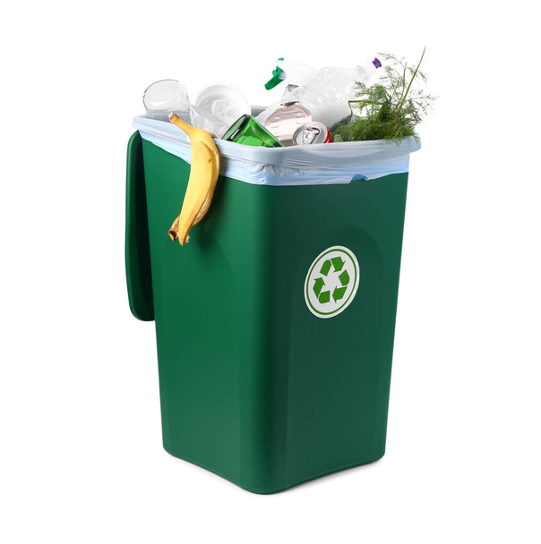 Prullenbak met vuilnis op witte achtergrond - Foto, afbeelding