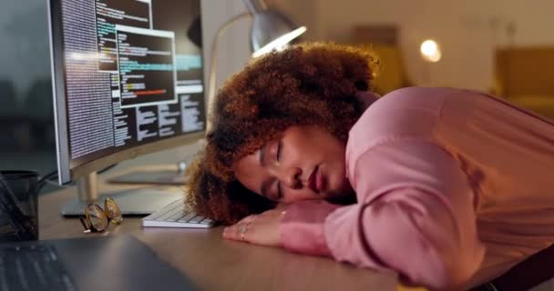Μαύρη γυναίκα κοιμάται, κόπωση και κωδικοποίηση με νυχτερινή βάρδια, υπερωρίες και προθεσμία, οθόνη υπολογιστή με προγραμματισμό. Τεχνολογία πληροφοριών, εξουθενωμένος και προγραμματιστής, ύπνος στο γραφείο με την αναπροσαρμογή λογισμικού. - Πλάνα, βίντεο