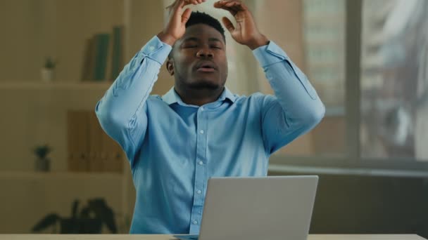 Unavený smutný naštvaný Afroameričan muž podnikatel manažer podnikatel pracující s notebookem v kanceláři má problém s počítačem rozbité zařízení poslat špatnou e-mailovou zprávu špatné zprávy nebo havárie chyba selhání - Záběry, video