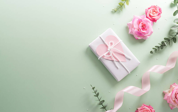 Feliz Día de la Madre y el concepto de decoración del Día de la Mujer hecho de flor y caja de regalo sobre fondo pastel. - Foto, imagen