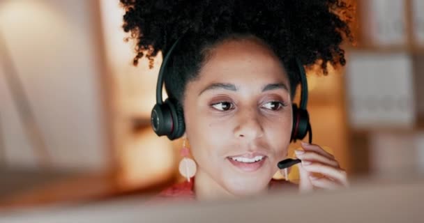 Τηλεφωνικό κέντρο, μαύρη γυναίκα και μιλάμε στον υπολογιστή για εξυπηρέτηση πελατών, πωλήσεις και συμβουλές το βράδυ. Ευτυχής θηλυκό telemarketing πράκτορας που συμβουλεύει σε απευθείας σύνδεση στο γραφείο βοήθειας crm για την επικοινωνία τεχνολογίας το βράδυ. - Πλάνα, βίντεο