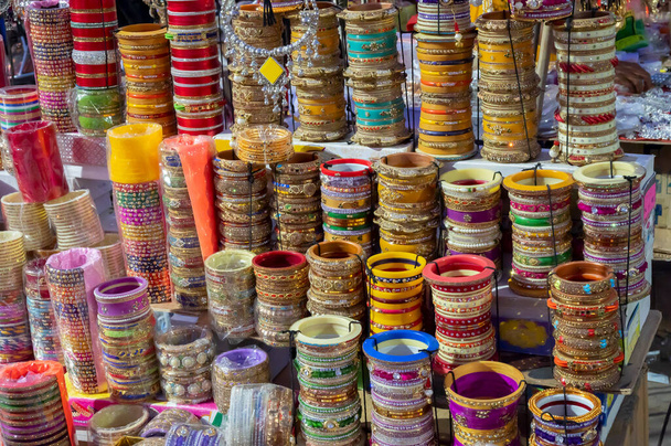 Krásné Rajasthani Bangles se prodává na slavném sardarském trhu a Ghanta ghar Hodiny věž v Jodhpur, Rajasthan, Indie. - Fotografie, Obrázek