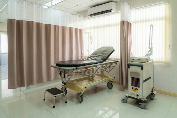 Αποστειρωμένη αίθουσα ανάρρωσης εξοπλισμένη με άνετο σύγχρονο ιατρικό κρεβάτι για την ανάρρωση των ασθενών. Φωτογραφία από υπνοδωμάτιο νοσοκομείου ή θάλαμο για τη θεραπεία ασθενών για ιατρική χρήση. - Φωτογραφία, εικόνα