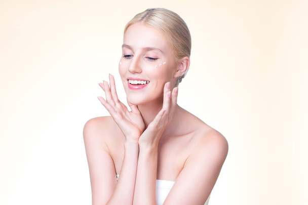 Persoonlijk mooie perfect schone huid zachte make-up vrouw vinger aanbrengen moisturizer crème op haar gezicht onder contour oog voor anti veroudering rimpel. Gezichtsverjonging op geïsoleerde achtergrond. - Foto, afbeelding