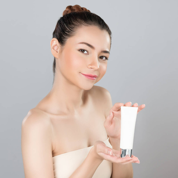Glamoureuze mooie natuurlijke cosmetische huid portret hold mockup tub moisturizer crème voor huidverzorging, anti-aging product reclame in geïsoleerde achtergrond. - Foto, afbeelding