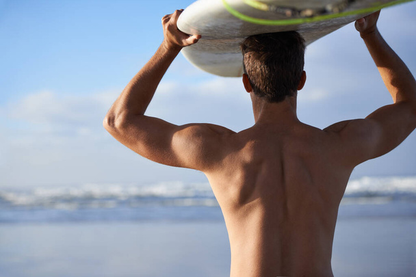 Kde jsou dnes vlny. Hezký mladý surfař na pláži toužící po dobré vlně - Fotografie, Obrázek