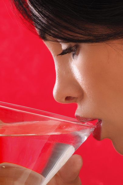 Girl drinks a martini in a glass - Zdjęcie, obraz
