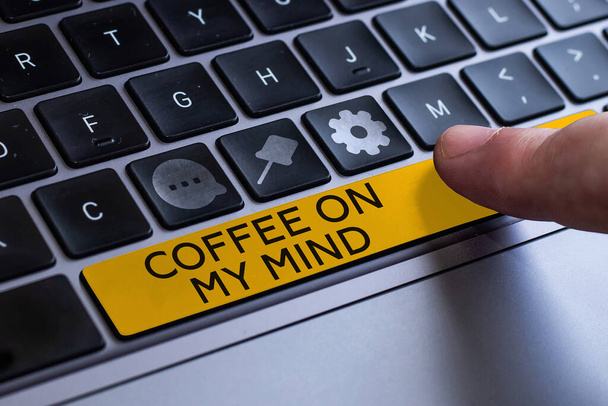 Текстовый знак, показывающий кофе на мой взгляд, концепция, означающая зависимость от кофе мышление перерыв - Фото, изображение