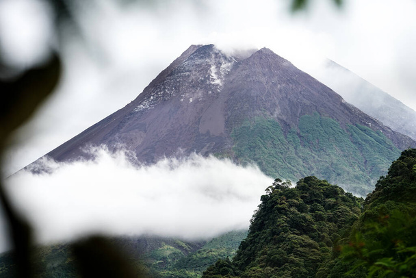Kilátás Mount Merapi reggel, és enyhén borított felhők. Potenciálisan kitörő vulkán. - Fotó, kép