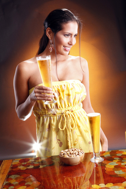 Cute brunette girl with beer and nuts - Foto, Imagen