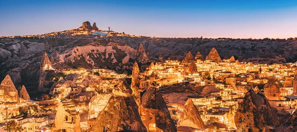 Vue nocturne des lumières de Goreme dans la célèbre et populaire Cappadoce touristique - la principale attraction et carte de visite de la Turquie - Photo, image