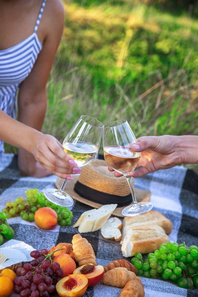 coppia innamorata bere vino bianco su un picnic. Concentrazione selettiva. natura - Foto, immagini