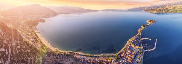 Vue aérienne du coucher du soleil sur la péninsule du lac Egirdir et la ville de la région d'Isparta. Calme côte turquoise et pittoresque du parc national en Turquie - Photo, image