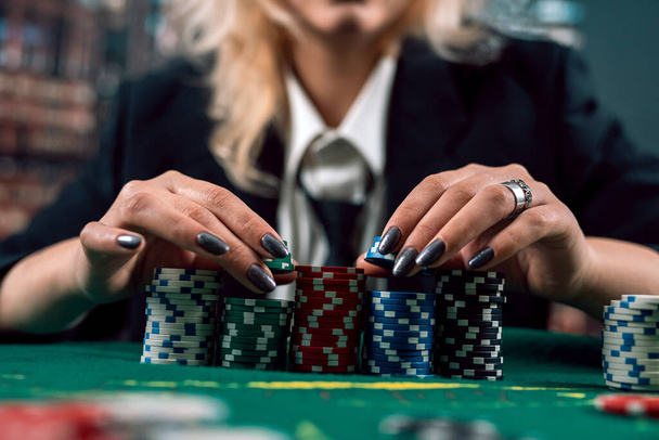 Η κοπέλα του ντίλερ ή του κρουπιέρη απλώνει κάρτες πόκερ σε ένα τοπικό ακριβό καζίνο. Έννοια παιχνιδιού πόκερ. επιχειρήσεις τυχερών παιχνιδιών. κορίτσι έμπορος - Φωτογραφία, εικόνα