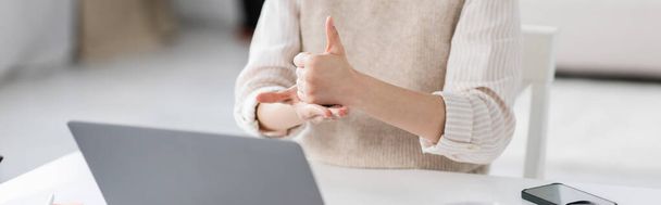 przycięty widok nauczyciela pokazujący pomoc w języku migowym podczas lekcji online w domu, baner - Zdjęcie, obraz