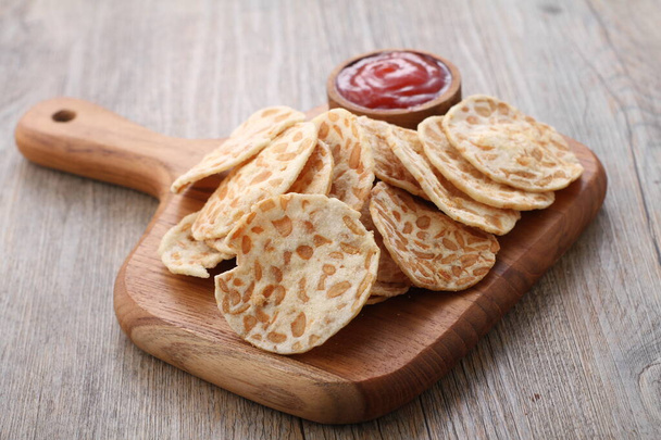 chips de tempeh crujientes con un sabor sabroso y crujiente - Foto, imagen