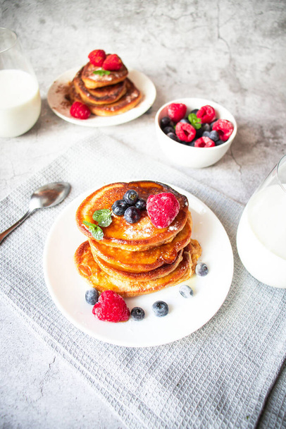Pancakes with berries. breakfast. On a concrete background - Foto, afbeelding