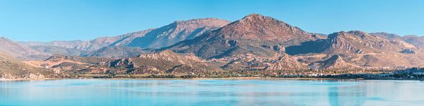 イスパルタ地方のEgirdir湖と町のパノラマビュー。トルコの国立公園の穏やかなターコイズブルーと風光明媚な海岸 - 写真・画像