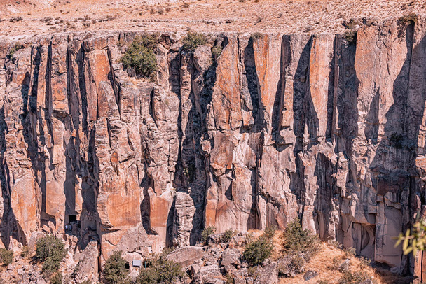 Відомі і популярні туристичні пам'ятки Каппадокії і Туреччини - долина Іглара з глибокою ущелиною і крутими скелями з пішохідними стежками. - Фото, зображення