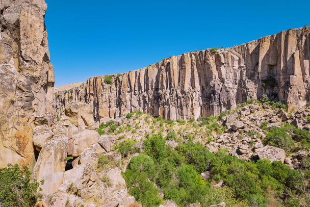 Słynną i popularną atrakcją turystyczną Kapadocji i Turcji jest Dolina Ihlara z głębokim wąwozem i stromymi klifami ze ścieżkami turystycznymi - Zdjęcie, obraz