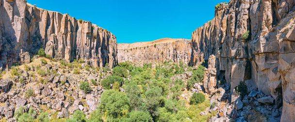 Widok z lotu ptaka słynnej i popularnej atrakcji turystycznej Kapadocji i Turcji - Dolina Ihlara z głębokim wąwozem i stromymi klifami ze ścieżkami turystycznymi - Zdjęcie, obraz