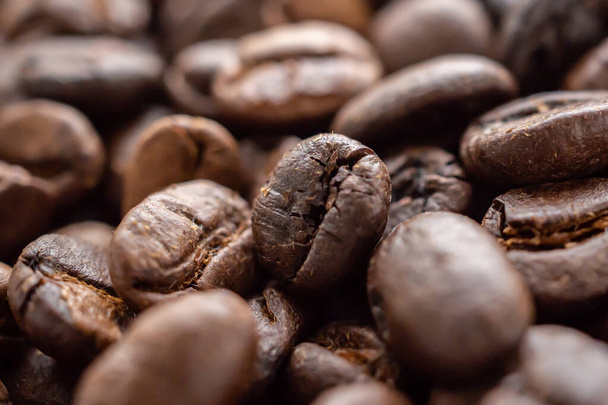 Fresh roasted brown coffee beans background - Foto, Bild