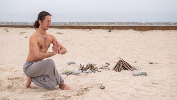 Caucasian man practices martial arts outdoors. balance and meditation - Fotografie, Obrázek