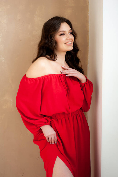 Hermosa mujer sonriente en vestido largo rojo posando sensual - Foto, imagen