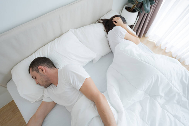 Man snoring in bed and make woman sleepless. - Valokuva, kuva