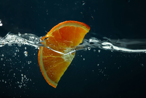 Fetta di arancia in acqua, concetto di freschezza - Foto, immagini