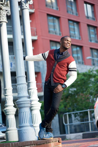 Feliz homem afro-americano sorrindo ao ar livre
 - Foto, Imagem